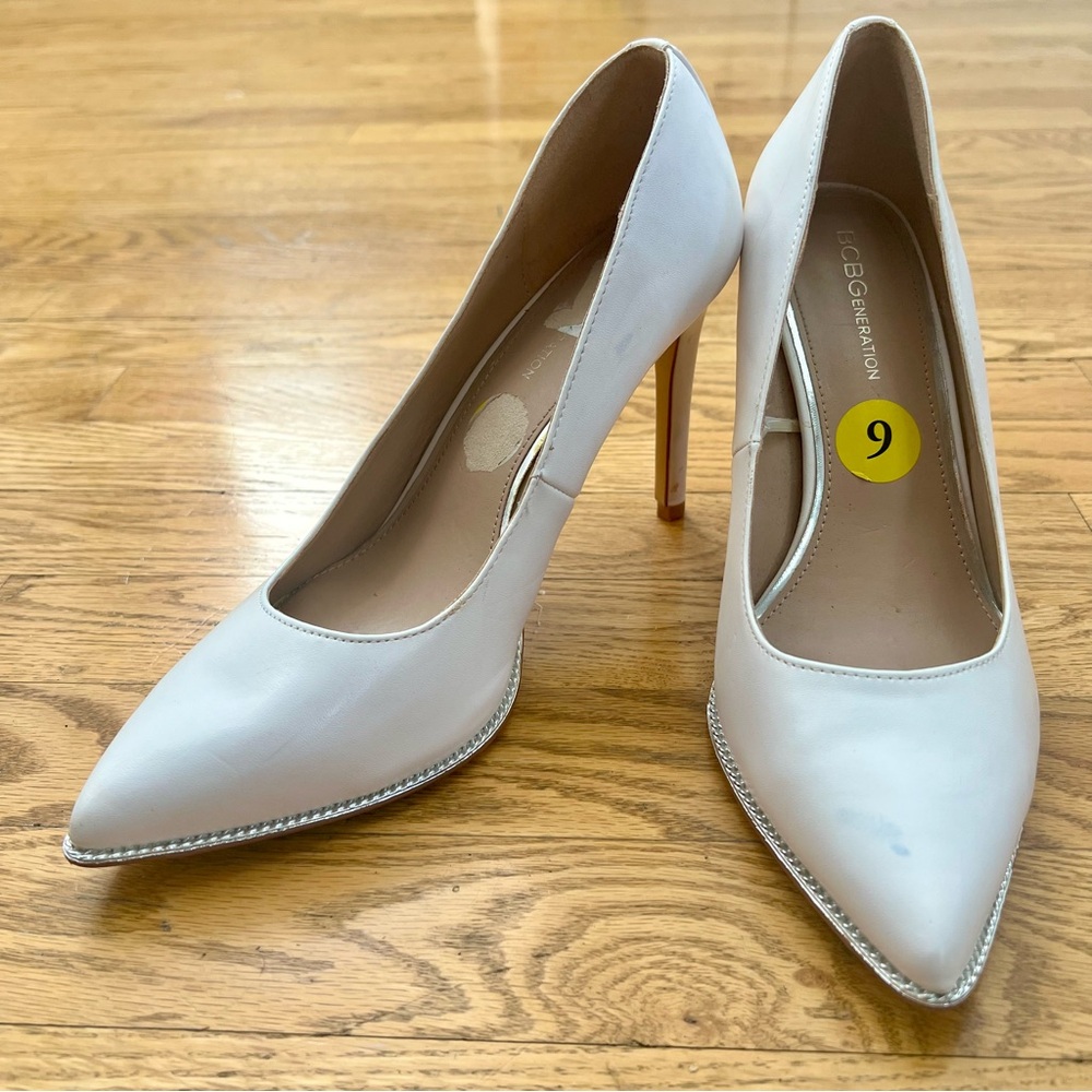 BCBGeneration Pumps White Pointed Toe Metal Trim Slip On Women 9 Old Money Sexy